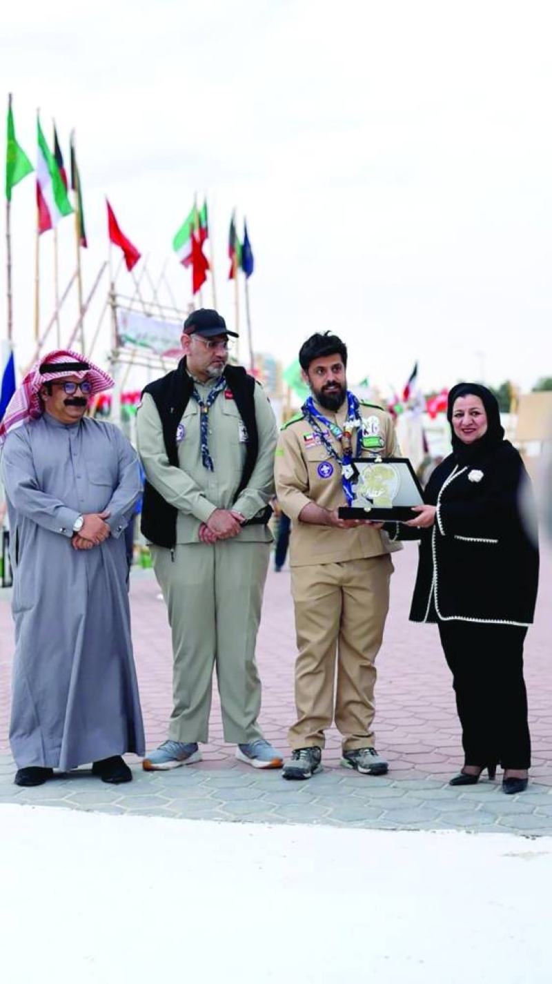 


العنزي تُكرّم أحد قادة الكشافة 