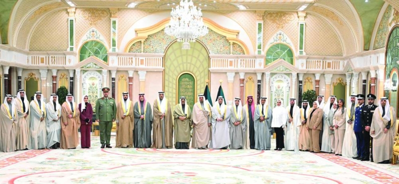 


صاحب السمو وسمو ولي العهد يتوسطان ورئيس الوزراء والنائب الأول رئيس وأعضاء اللجنة العليا المنظمة لبطولة كأس الخليج 