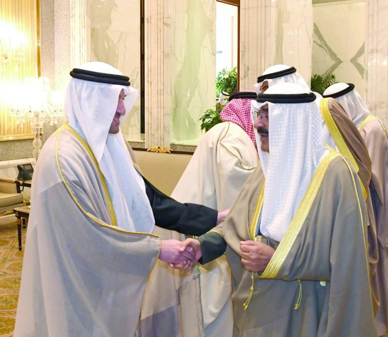 الأمير مصافحاً مدير الهيئة العامة للرياضة بالتكليف بشار عبدالله 