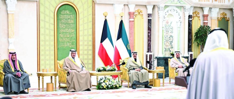 


سمو الأمير وولي العهد ورئيس الوزراء والنائب الأول يستمعون إلى كلمة وزير الإعلام 