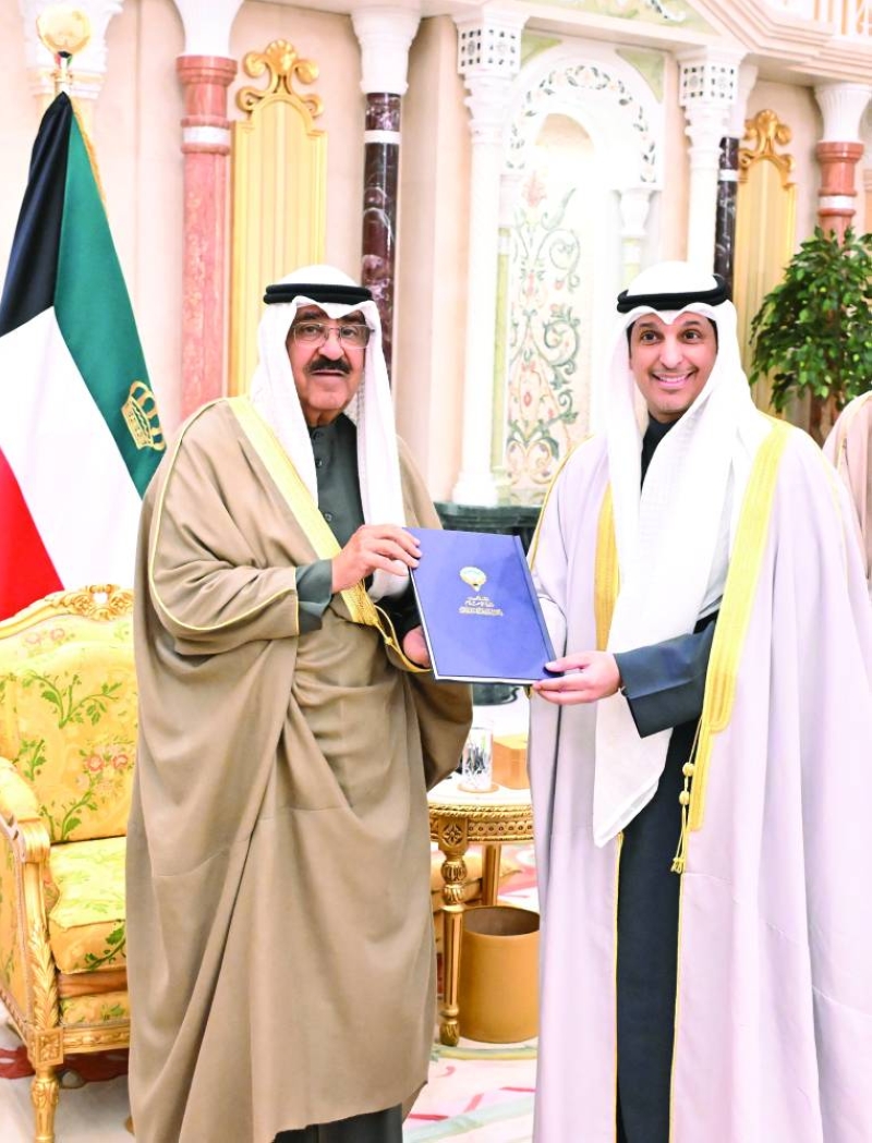 


صاحب السمو يتسلم الدليل من وزير الإعلام 