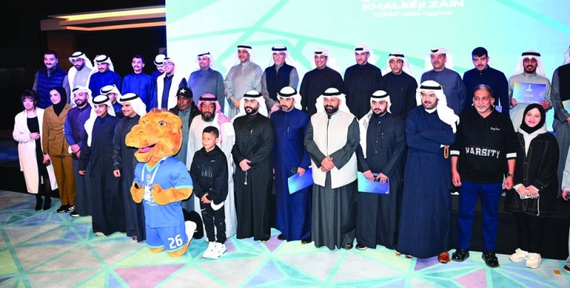 


الوزير ومدير هيئة الرياضة مع مجموعة أخرى من المتطوعين 