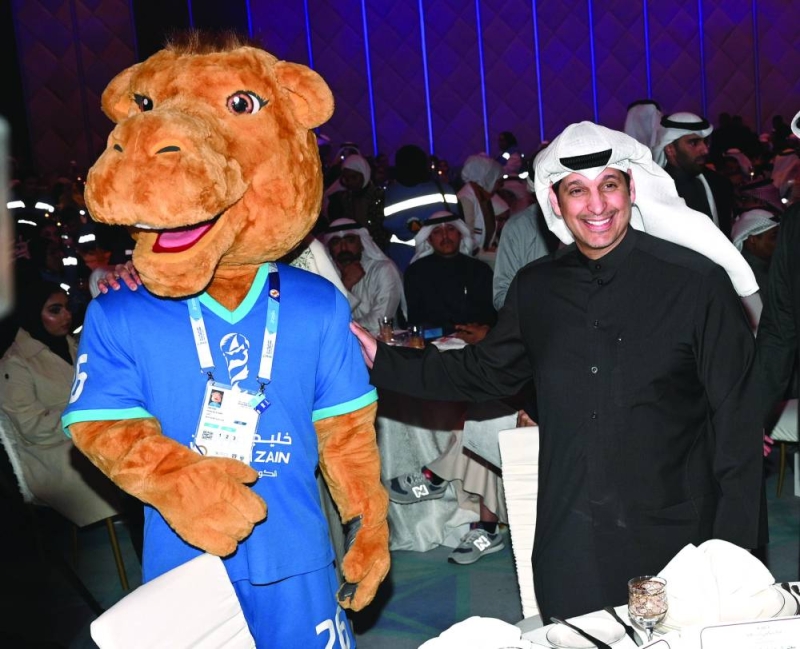 


الوزير المطيري مع تميمة البطولة 