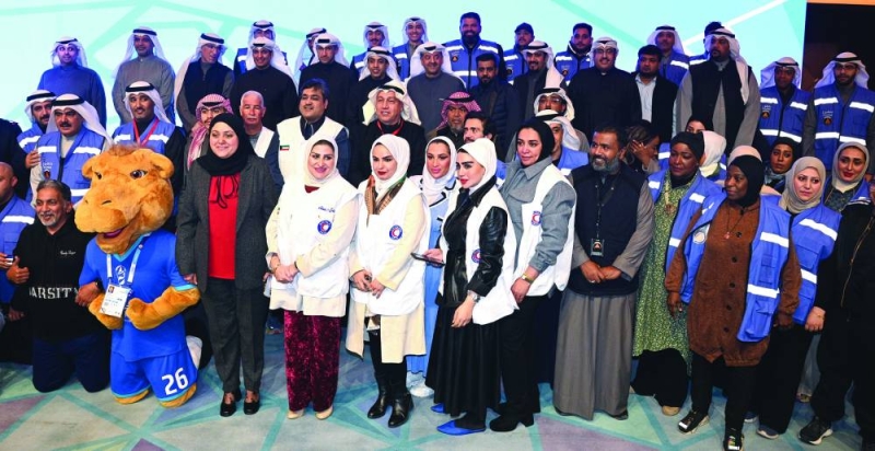 


الوزير مع أعضاء من الفرق التطوعية 