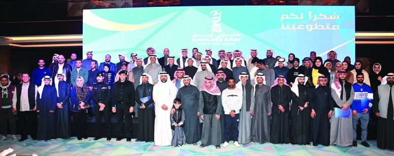 


الوزير المطيري في لقطة جماعية مع اللجنة المنظمة للبطولة والفرق التطوعية               	 (تصوير نايف العقلة وسعود سالم) 