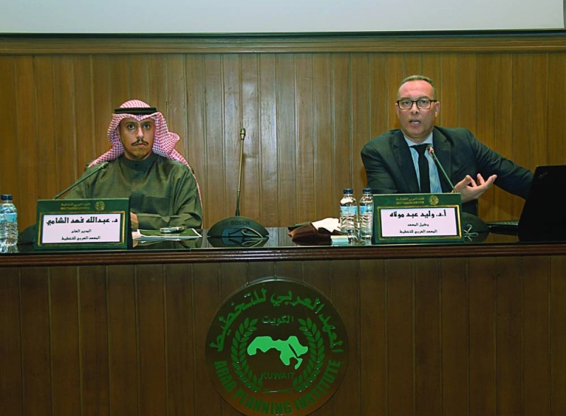 


عبدالله الشامي ووليد عبد مولاه خلال المُناقشة 