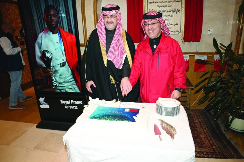 


محافظ العاصمة وسفير البحرين يقطعان قالب حلوى الاحتفال	 (تصوير نايف العقلة) 