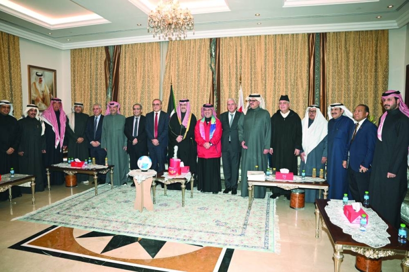 


صورة جماعية لبعض المهنئين 