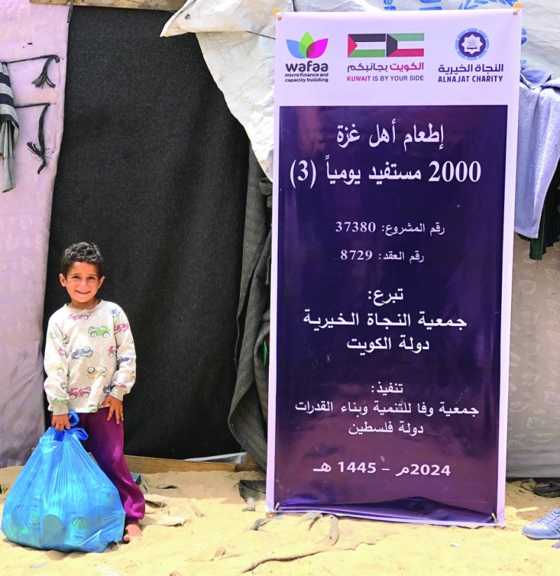 طفل سعيد بتوفر الطعام