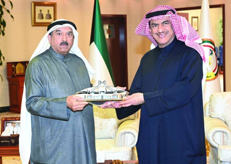 الحبشي والمزيني يتبادلان الهدايا التذكارية