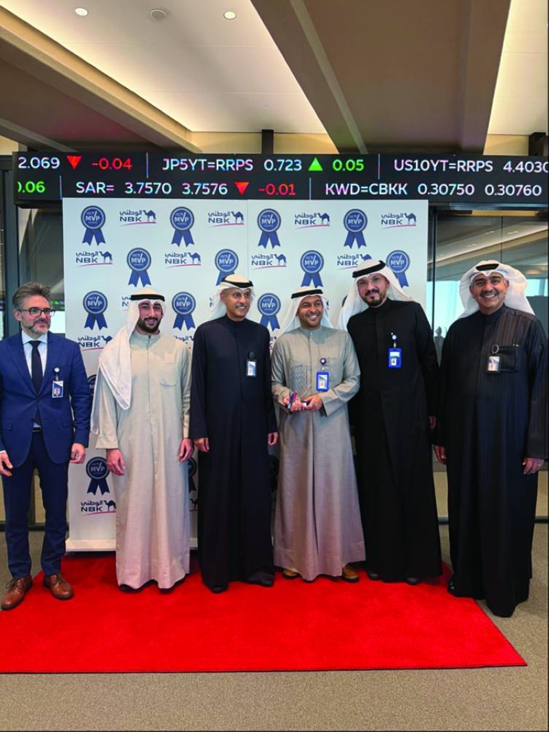 


سليمان المرزوق والعبلاني وجاد زخور مع الفائزين من مجموعة الخزينة 