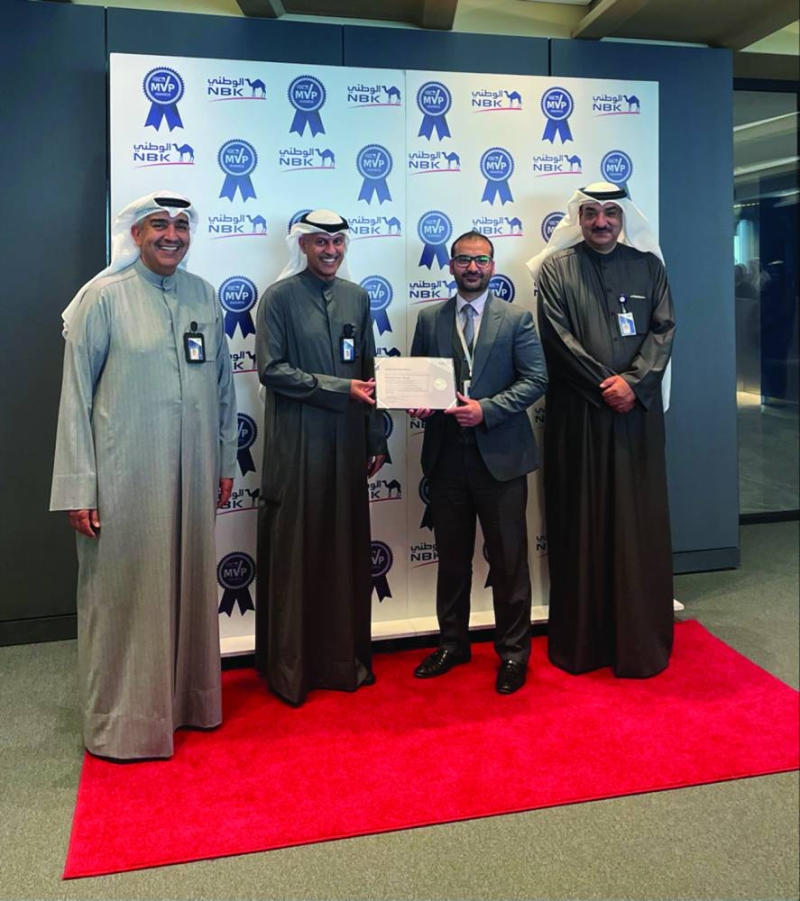 


المرزوق والعبلاني وأحمد بورسلي خلال تكريم أحد الفائزين من الخدمات المصرفية للشركات 