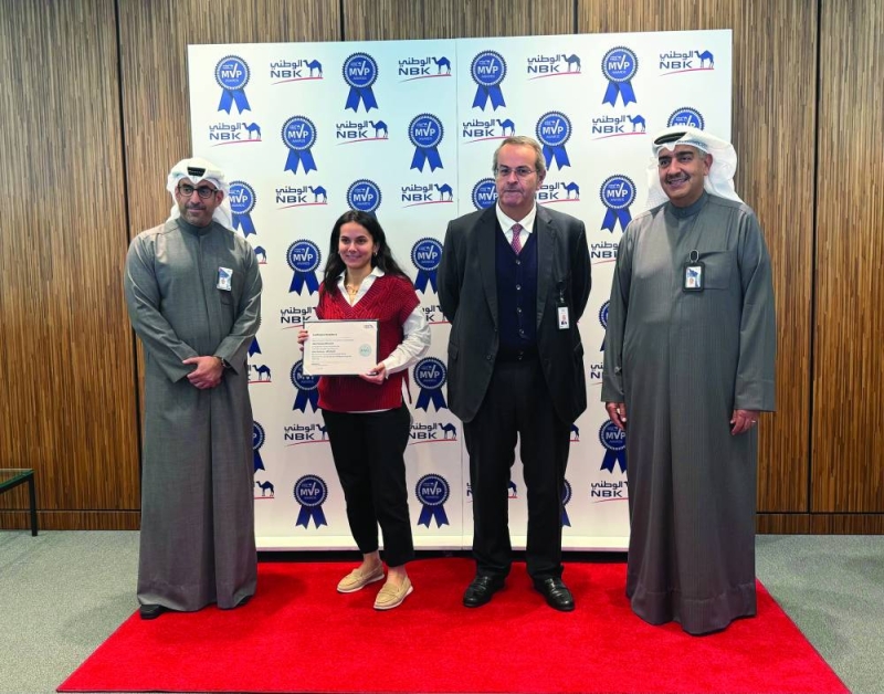 


فيصل الحمد والعبلاني ونبيل معروف خلال تكريم إحدى الفائزات من مجموعة الوطني للثروات 