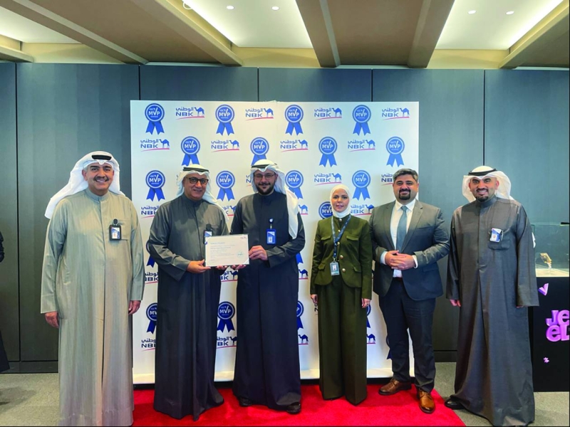 


صلاح الفليج ومحمد العثمان والعبلاني وآمال الدويسان خلال تكريم الفائزين من الخدمات المصرفية الرقمية 