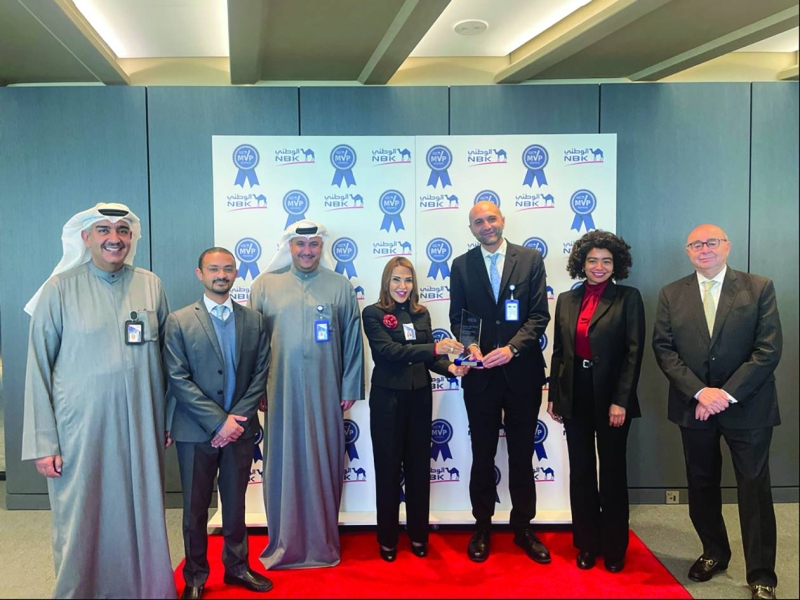 


شيخة البحر والعبلاني وعمر بوحديبة وزيد الصقر مع الفائزين من مجموعة الفروع الخارجية والشركات التابعة 