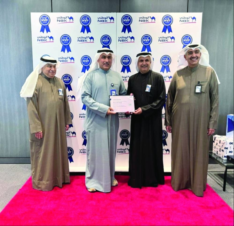 


الصقر والعبلاني وفهد الثويني خلال تكريم أحد الفائزين من الخدمات الإدارية 