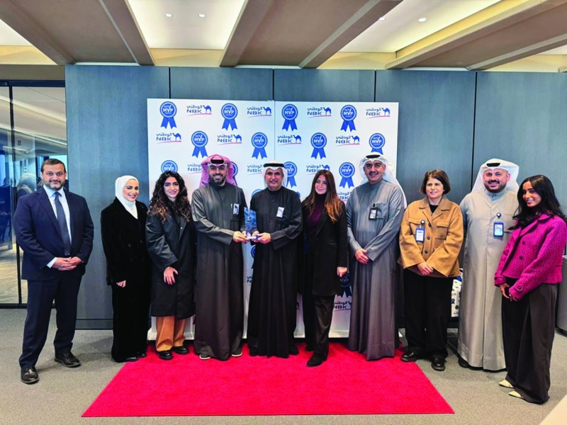 عصام الصقر وعماد العبلاني وأمير حنا خلال تكريم الفائزين من مجموعة علاقات المستثمرين والاتصال 