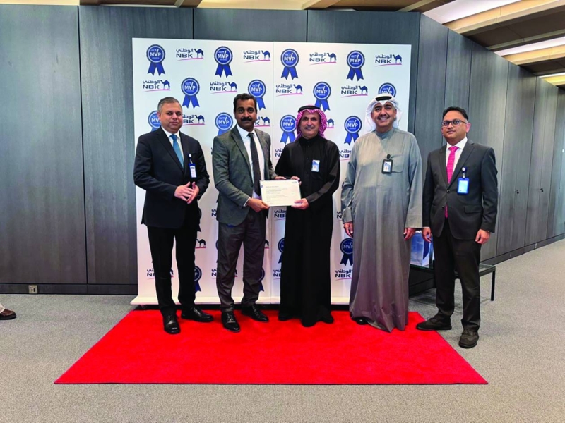 


عصام الصقر وعماد العبلاني وسوجيت رونغي خلال تكريم الفائزين من مجموعة الرقابة المالية 