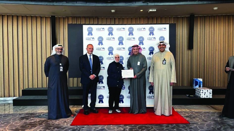 


الصقر والعبلاني ووليد السيوفي وفيصل الريس خلال تكريم إحدى الفائزات من مجموعة الالتزام والحوكمة 