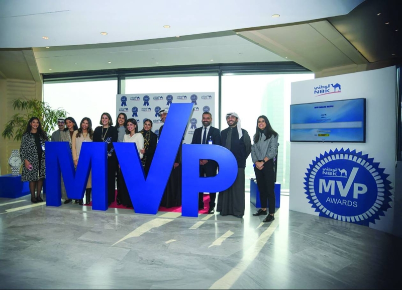 


العبلاني مع فريق جائزة الزميل الأكثر قيمة 