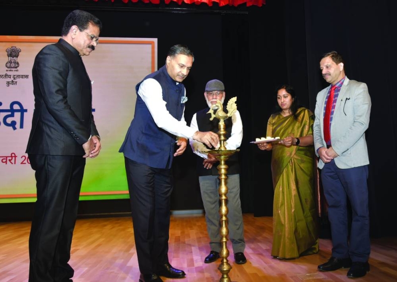 السفير سويكا يوقد شمعة انطلاق الحفل	      (تصوير سعود سالم) 