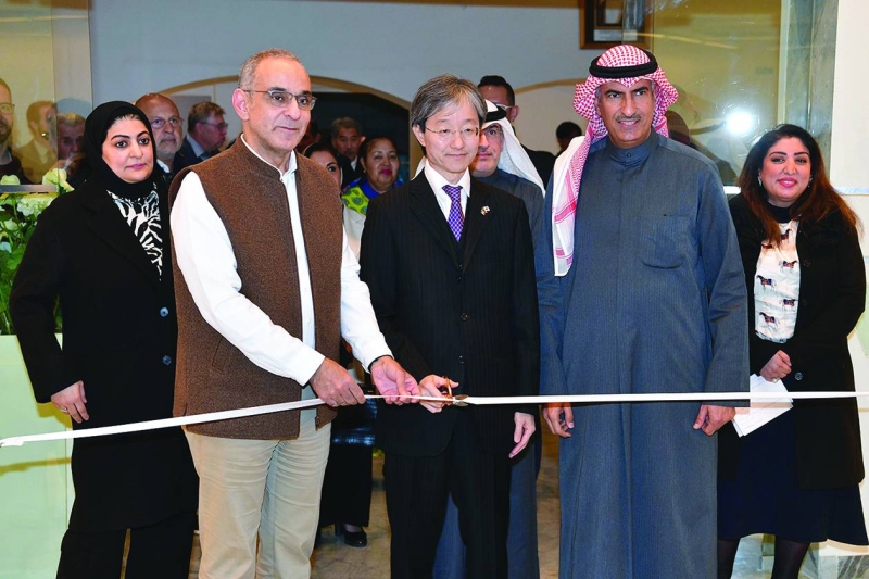 السفير والجسار يقصّان شريط افتتاح المعرض 