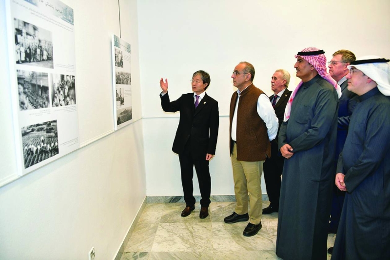 سفير اليابان يشرح ما تحتويه الصور في المعرض