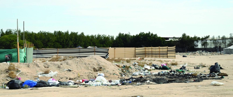 المخلفات تحيط ببعض المخيمات 	 (تصوير نايف العقلة) 