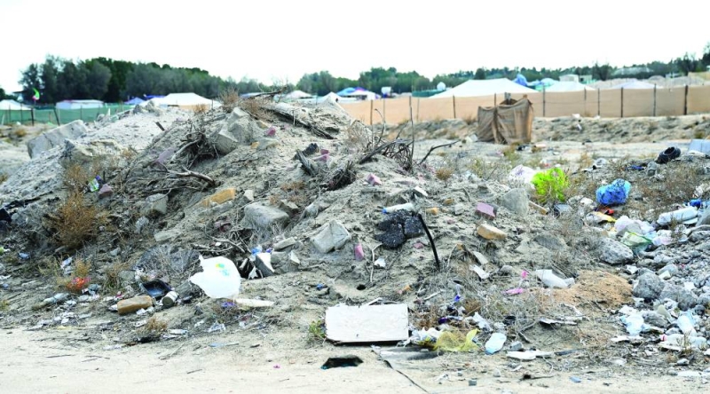 


قمامة وأكياس بلاستيكية 