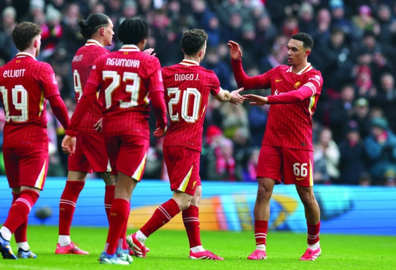 


ترينت ألكسندر-أرنولد محتفلاً بهدفه مع لاعبي ليفربول             	       (رويترز) 