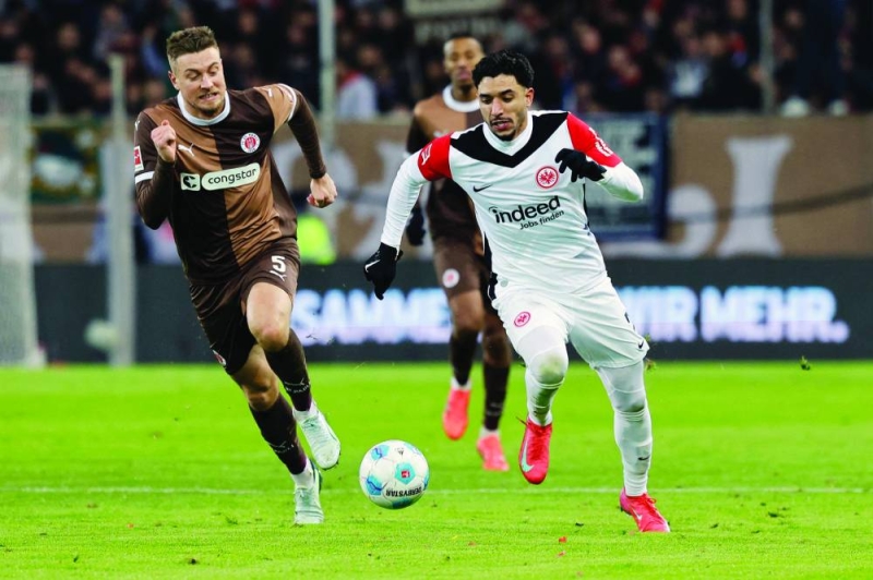 عمر مرموش منطلقاً بالكرة خلال المباراة مع سانت باولي 
(أ ف ب)