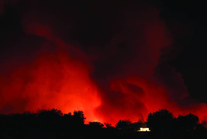 


دخان النيران غطّى سماء لوس أنجليس 