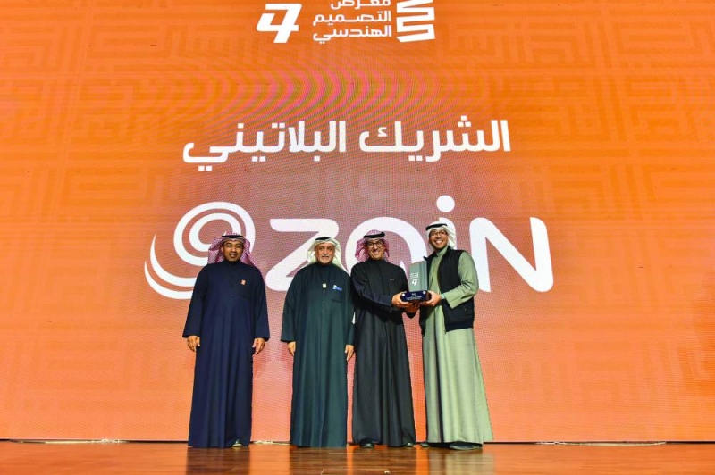 


نواف الغربللي مُتسلّماً تكريم «زين» بحضور محمد الملا وخالد الهزاع 