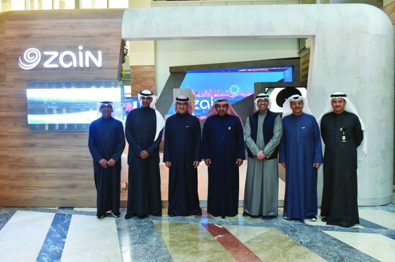 


الغربللي متوسطاً الهزاع وفريق «زين» في جناح الشركة 