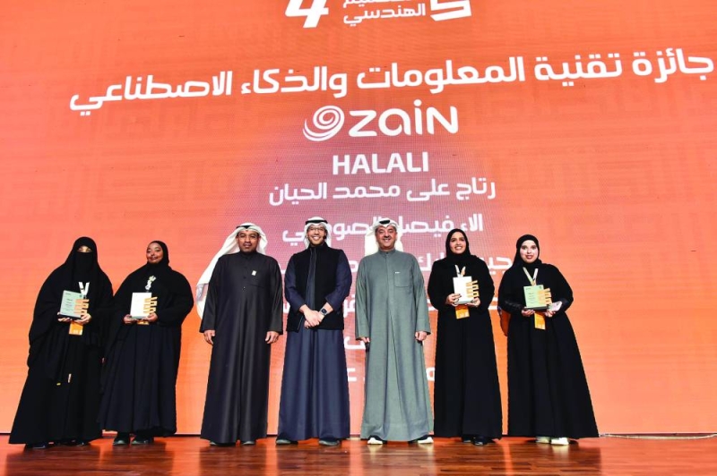 


وليد الخشتي مُكرّماً الفريق الفائز بجائزة «زين» لتقنية المعلومات والذكاء الاصطناعي 