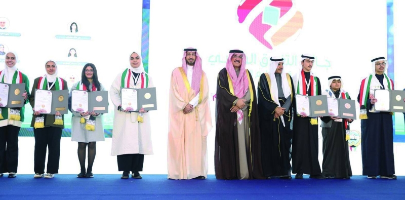 الوزير والعاصمي مع متفوقي دولة الكويت