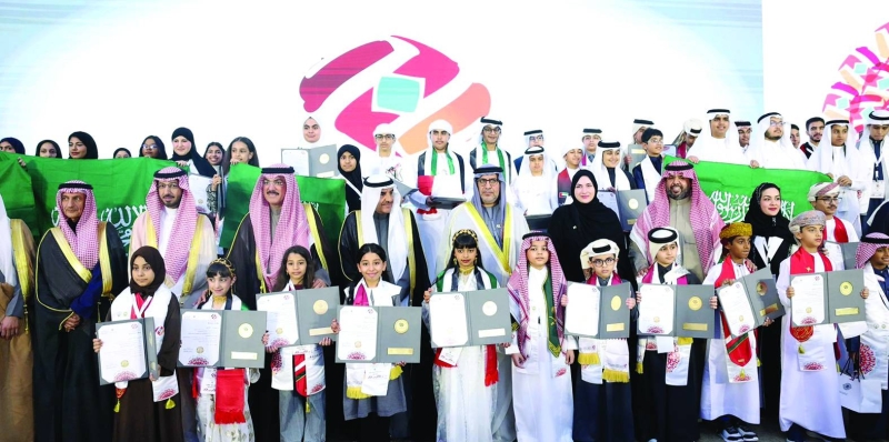 الطبطبائي ومسؤولو مكتب التربية الخليجي مع كوكبة من المتفوقين