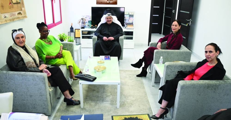 الزميل وليد الجاسم مُستقبلاً وفد مجموعة المرأة الدولية	 (تصوير نايف العقلة)