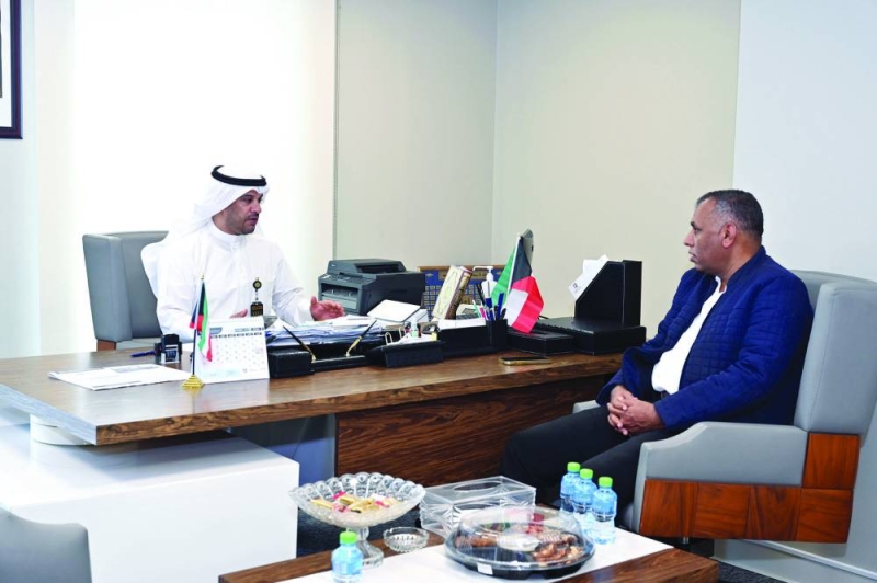 المطيري متحدثاً للزميل عمر العلاس (تصوير أسعد عبدالله)