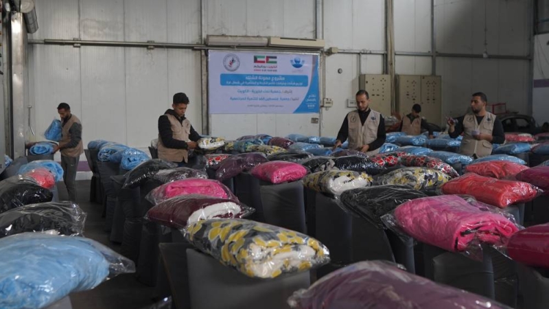 متطوعون يرتبون المعونات تميهداً لتوزيعها على النازحين
