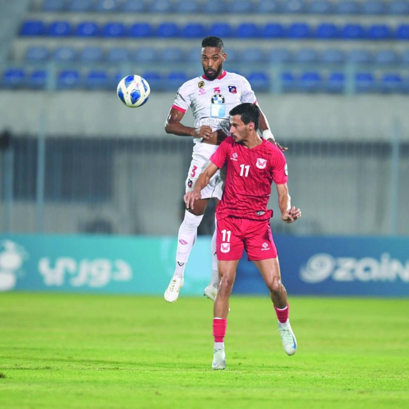 


المهاجم عبدالمحسن العجمي ومدافع «الأبيض» مشاري غنام في مباراة سابقة 