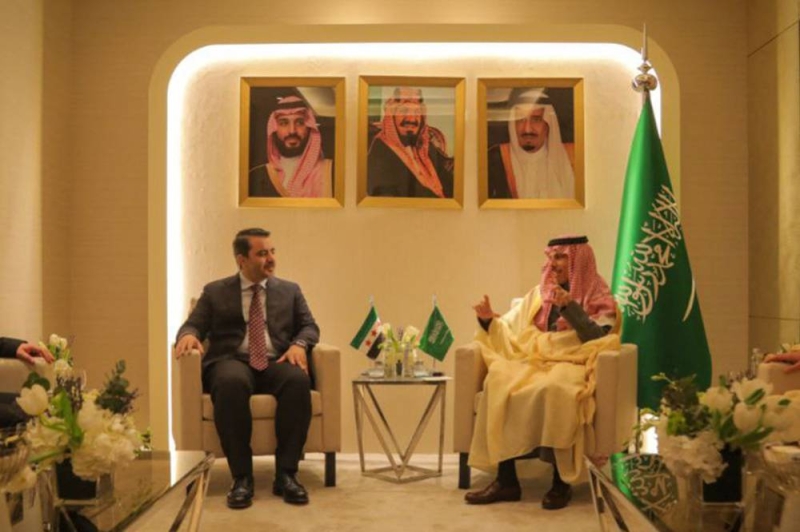 فيصل بن فرحان مستقبلاً الشيباني في الرياض (أ ف ب)