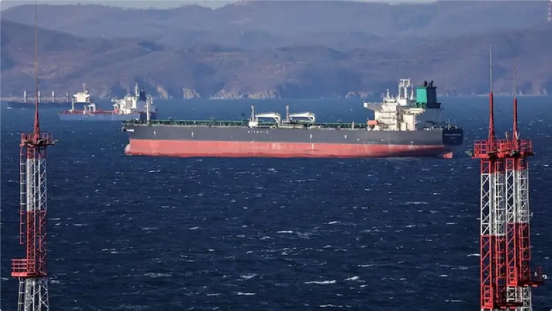 ناقلة نفط خام ترسو قرب محطة كوزمينو أمام خليج ناخودكا في روسيا (رويترز)