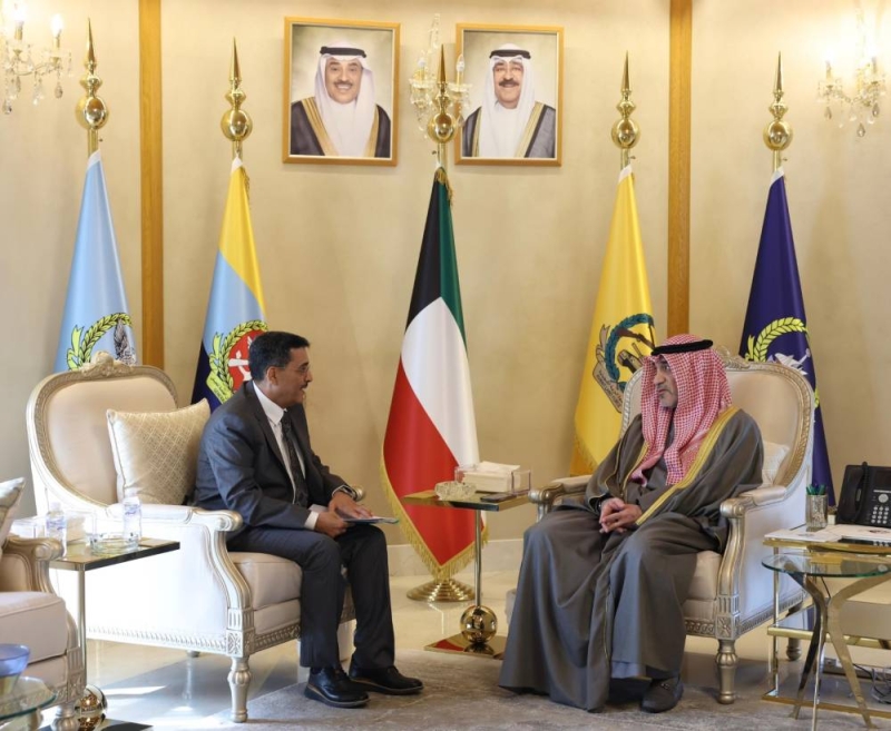 الوزير الشيخ فهد اليوسف لدى استقباله سفير جمهورية اليمن 