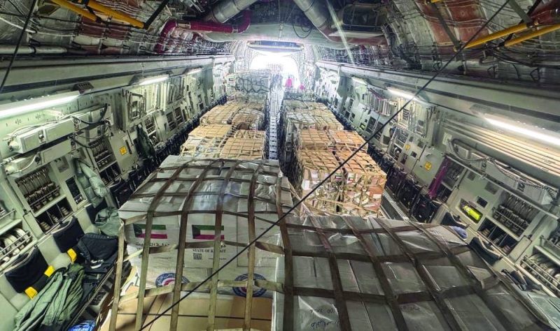 


المساعدات في الطائرة تمهيداً لنقلها إلى سورية    	 (تصوير أسعد عبدالله) 