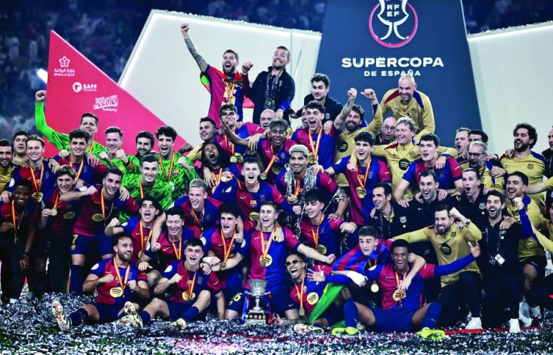 


لاعبو برشلونة خلال تتويجهم بكأس «السوبر» الإسبانية	 (رويترز) 