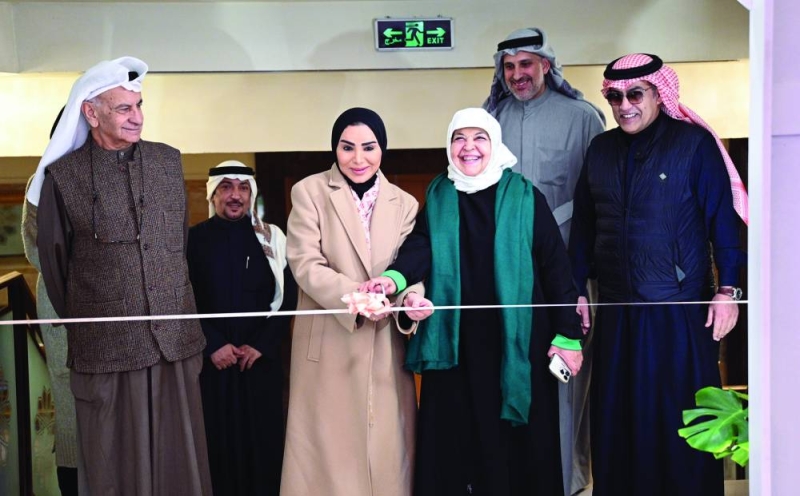 الحويلة ونسيبة المطوع أثناء قص شريط افتتاح السوق الخيري بحضور الزميل وليد النصف 
(تصوير نايف العقلة)