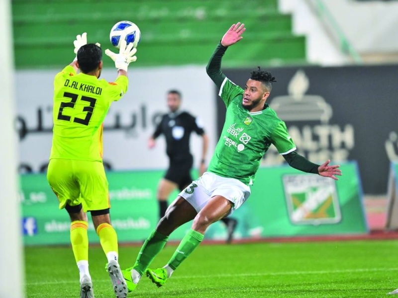 حارس التضامن يمسك الكرة أمام المهاجم حمزة خابا