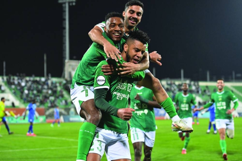 


خابا يحتفل مع زملائه بالهدف 