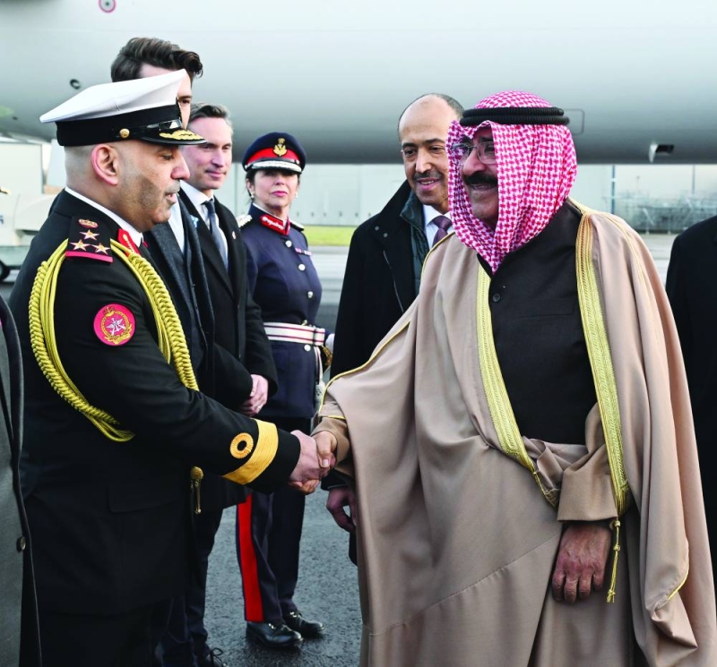 


سمو الأمير يتلقى الترحيب على أرض المطار 